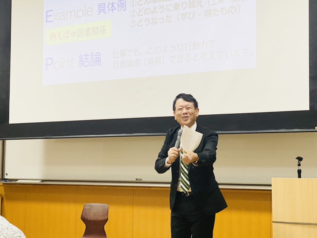 大学で講義中の中川コーイチ氏