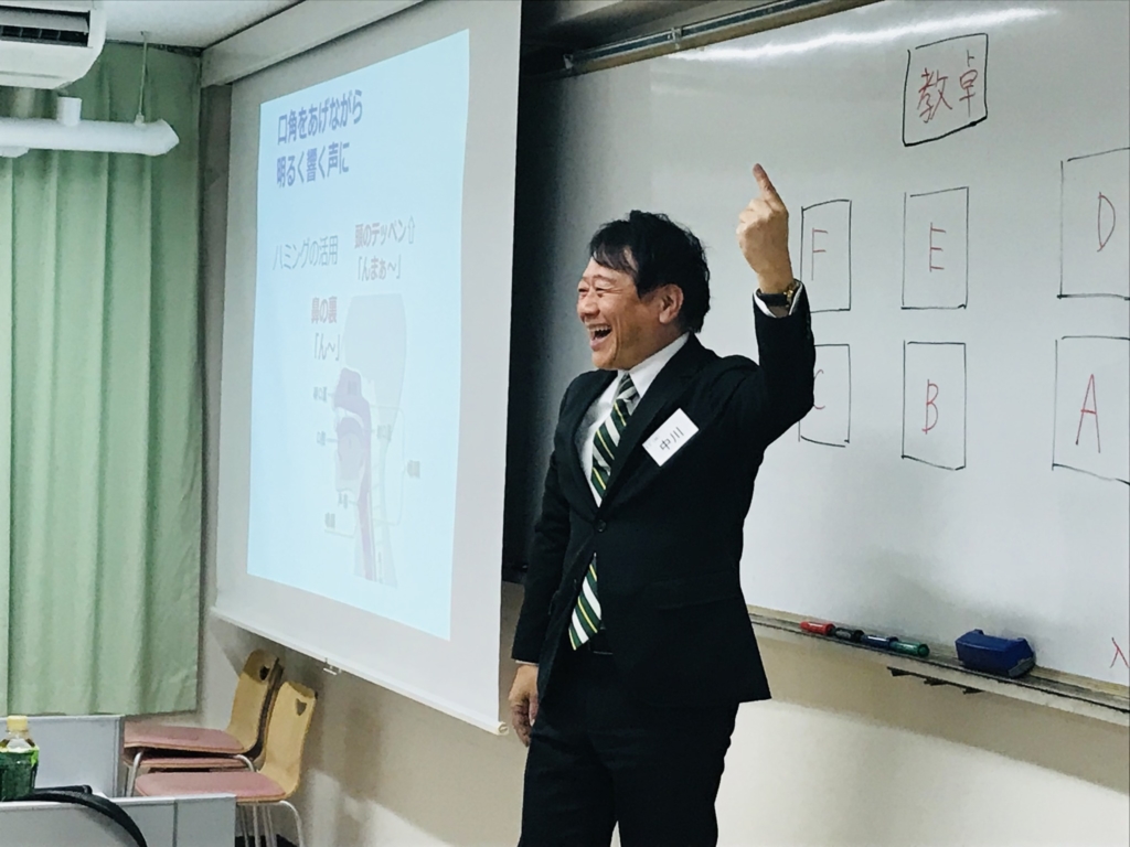 学生の前で講義する中川コーイチ氏